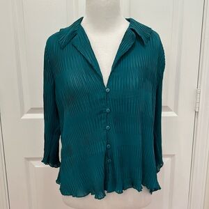Urban Outfitters Aurora Plisse Blouse. GORGEOUS Worn Once! Sz M. 💚😍💚😍💛😍💚